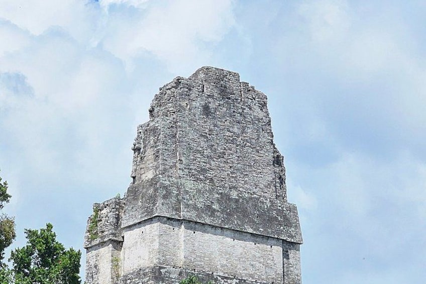 Una estructura alta y antigua de piedra con una parte superior plana y una base sólida. 4
