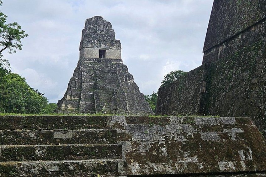 Una gran pirámide antigua con una escalera que conduce hasta ella. 4