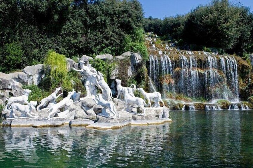 Una scultura di cavalli vicino a una cascata. 3