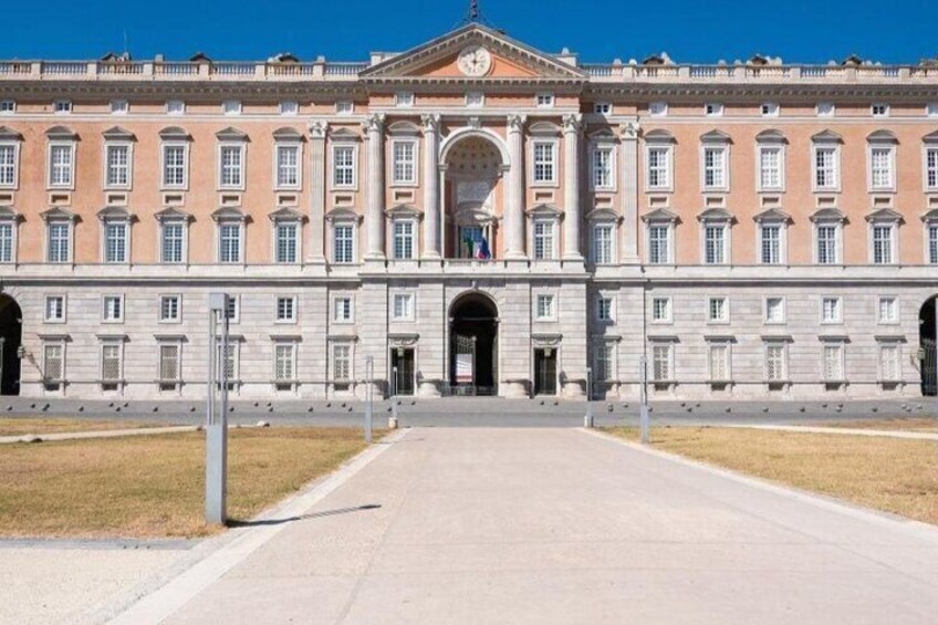 Un grande edificio storico con una facciata simmetrica, numerose finestre e un ingresso centrale. 2