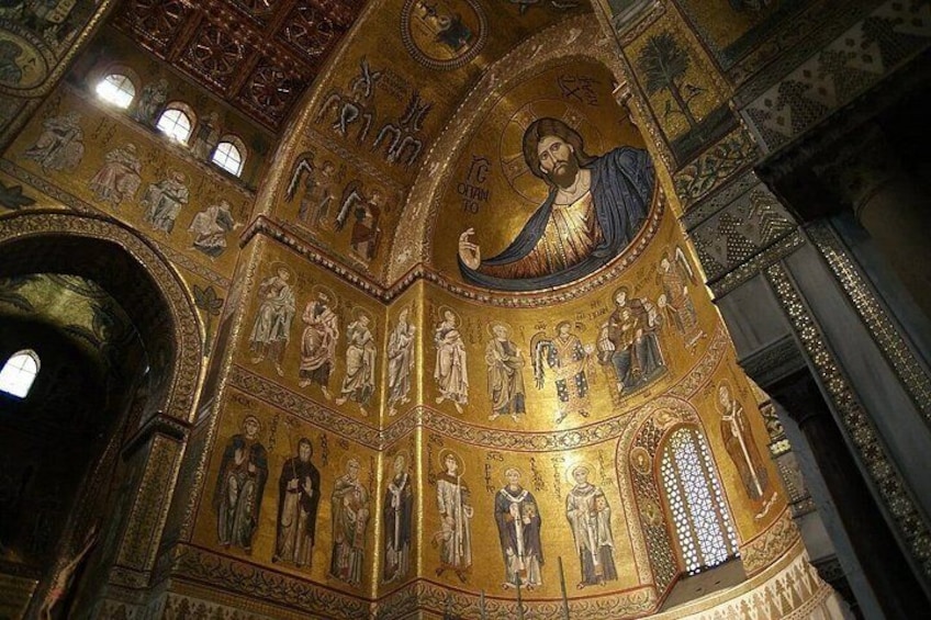 En gylden mosaik med religiøse figurer, indviklede mønstre og arkitektoniske detaljer. 3