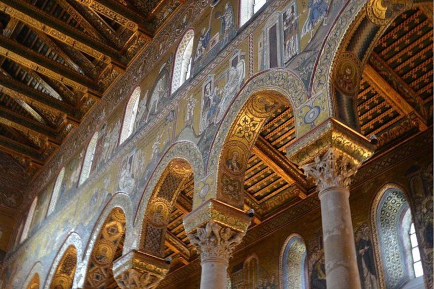 Un intérieur somptueux, orné d’arches et de colonnes, de mosaïques détaillées et d’un plafond richement décoré. 5