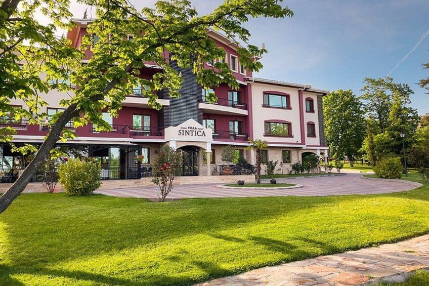 Un edificio de varios pisos con un letrero que dice 'VILLA SINTICA'. 3