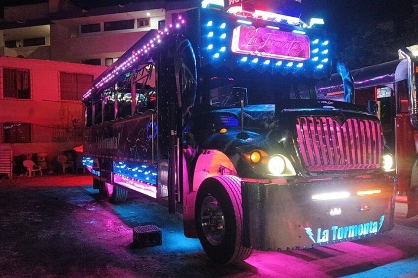 Chiva Rumbera VIP Night Tour + Beer 5