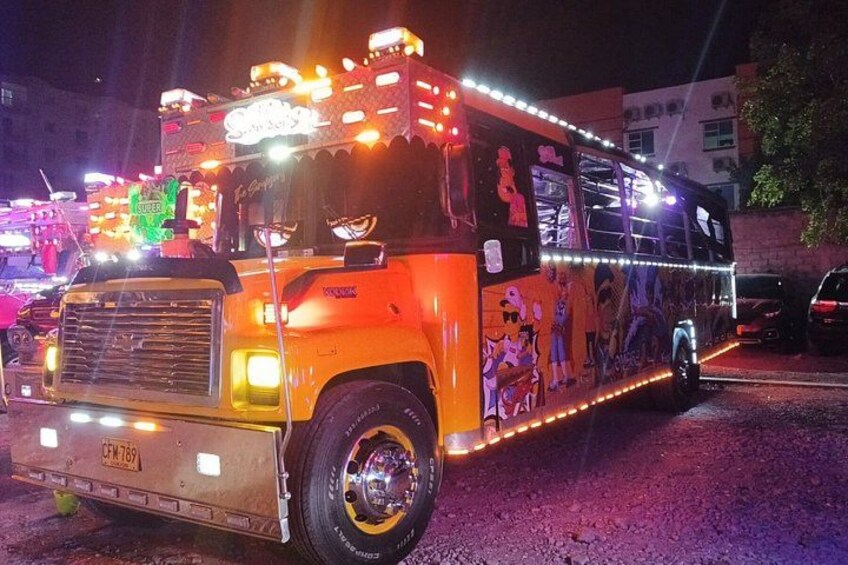 Chiva Rumbera VIP Night Tour + Beer 2