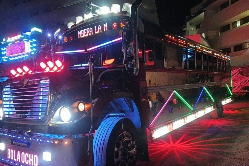 Chiva Rumbera VIP Night Tour + Beer 4