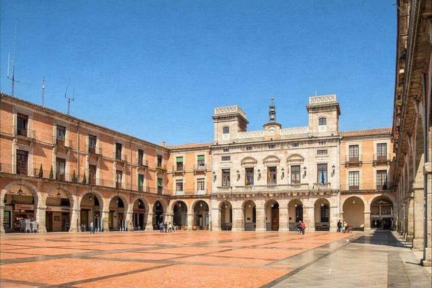 Un bâtiment historique doté d’arcades et d’une cour dallée. 3
