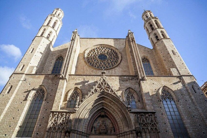Een grote kathedraal met twee torens, een groot roosvenster en gedetailleerde gotische bogen. 3