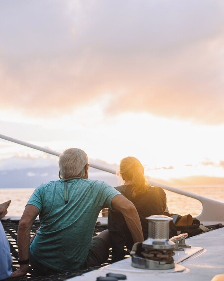 Een koppel op een boot tijdens de zonsondergang. 3