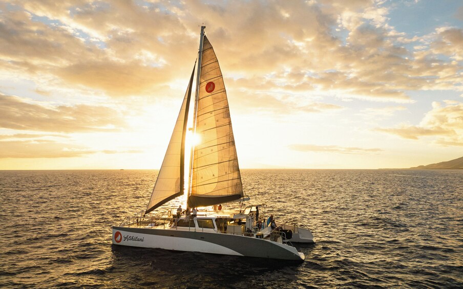 Een zeilboot genaamd 'Athilani' op kalm water tijdens de zonsondergang. 1