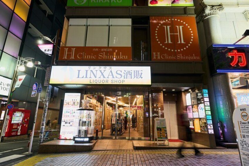 Une boutique de boissons alcoolisées appelée LINXAS, avec une devanture et une enseigne au-dessus. 5