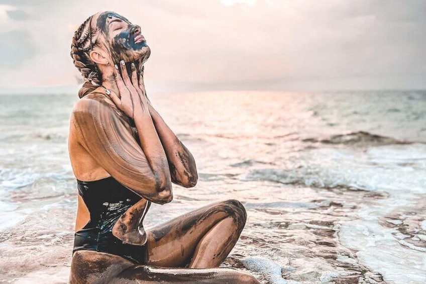 Une personne assise sur la plage, avec l’océan en arrière-plan. 2