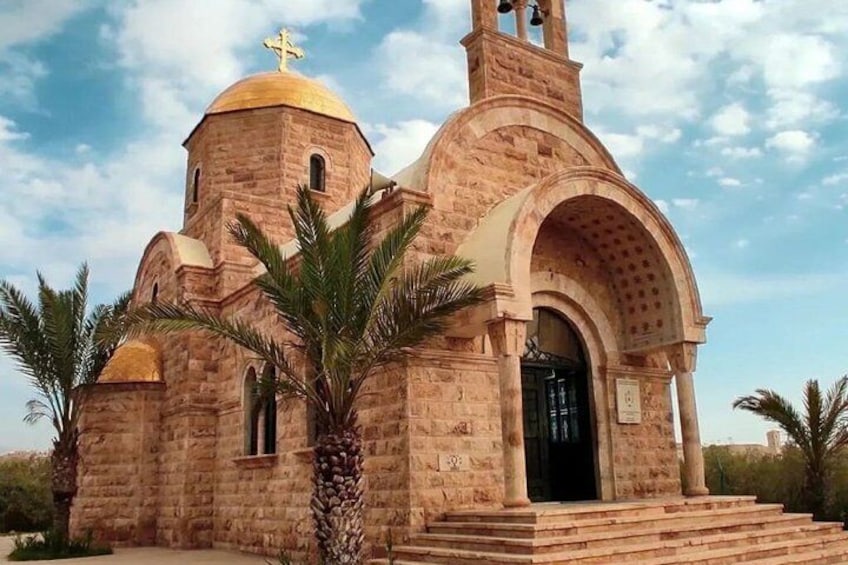 Une église dotée d’un dôme doré, d’une entrée en arc de cercle et d’un clocher. 3