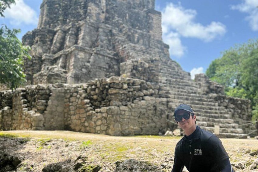 Una persona de pie frente a antiguas ruinas de piedra bajo un cielo despejado. 5