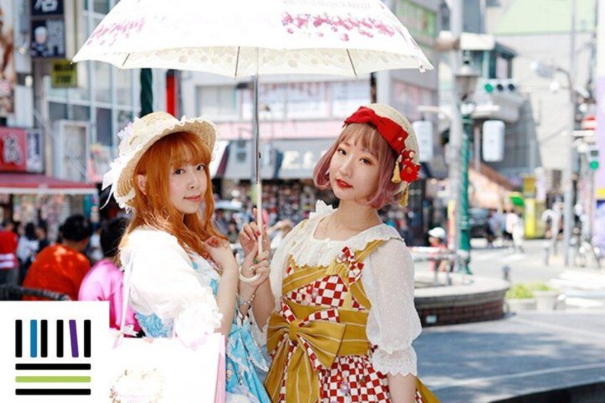 Deux personnes dans un environnement urbain animé, l’une tenant un parapluie blanc orné de motifs roses. 2