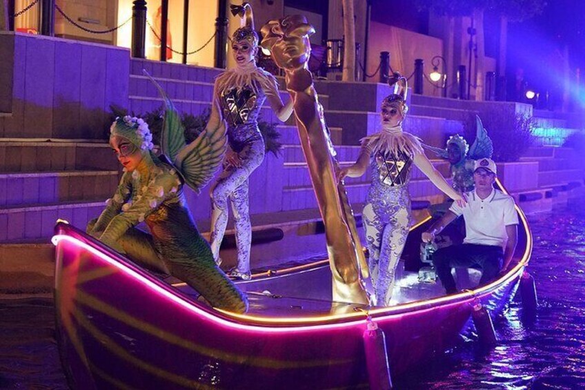 Un grupo de personas disfrazadas en un barco con luces de neón. 4