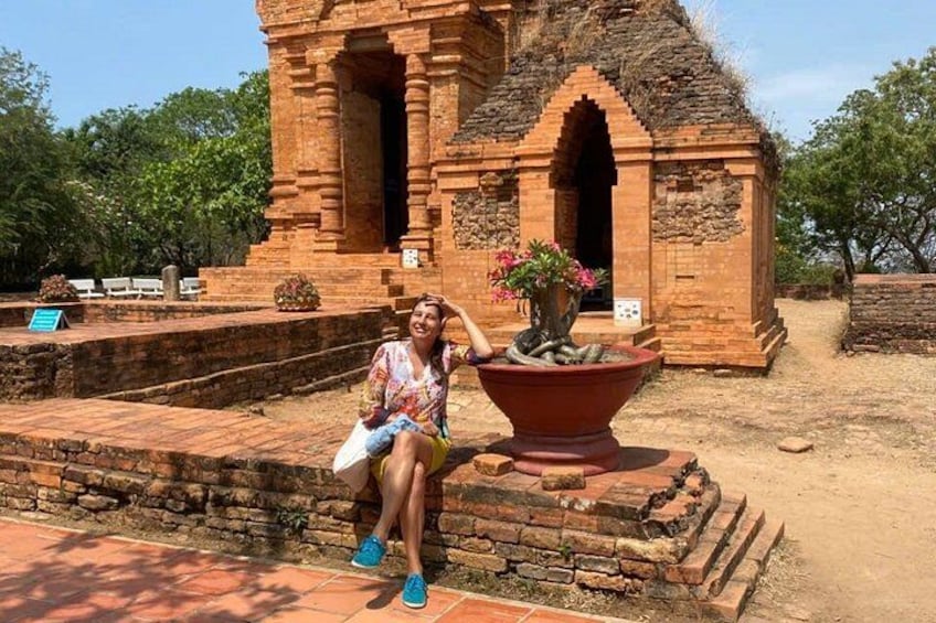 Iemand zit op stappen voor een tempel met een grote bloempot. 5