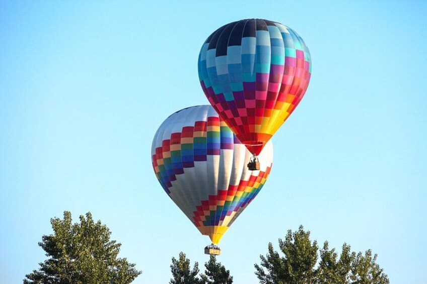 Soar together over Tuscany’s rolling hills — a moment to remember. 2