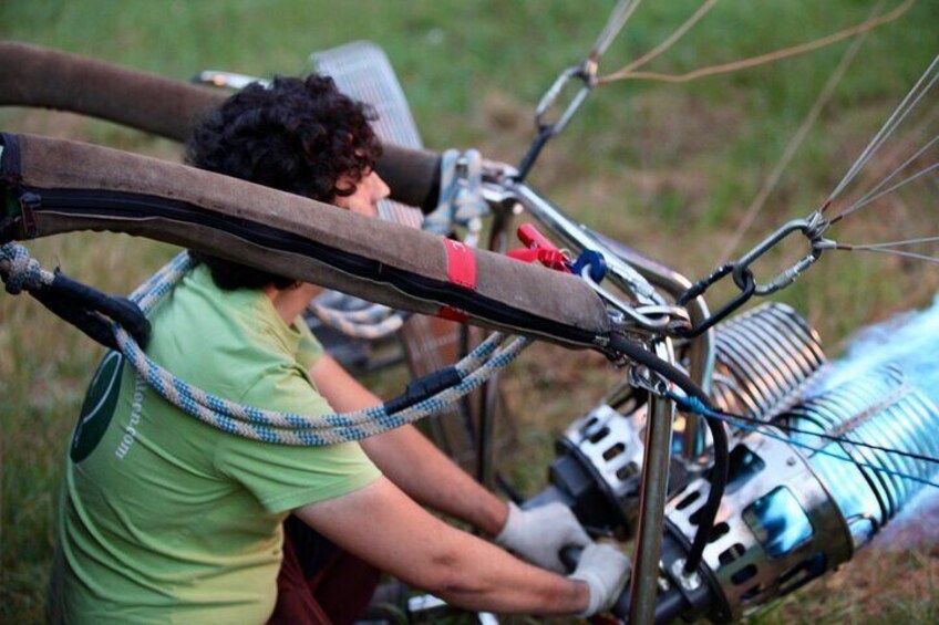 Una persona trabajando en la cesta y las cuerdas de un globo aerostático. 5