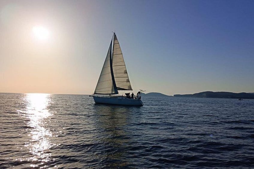 Aperitif at sunset on a sailboat 5