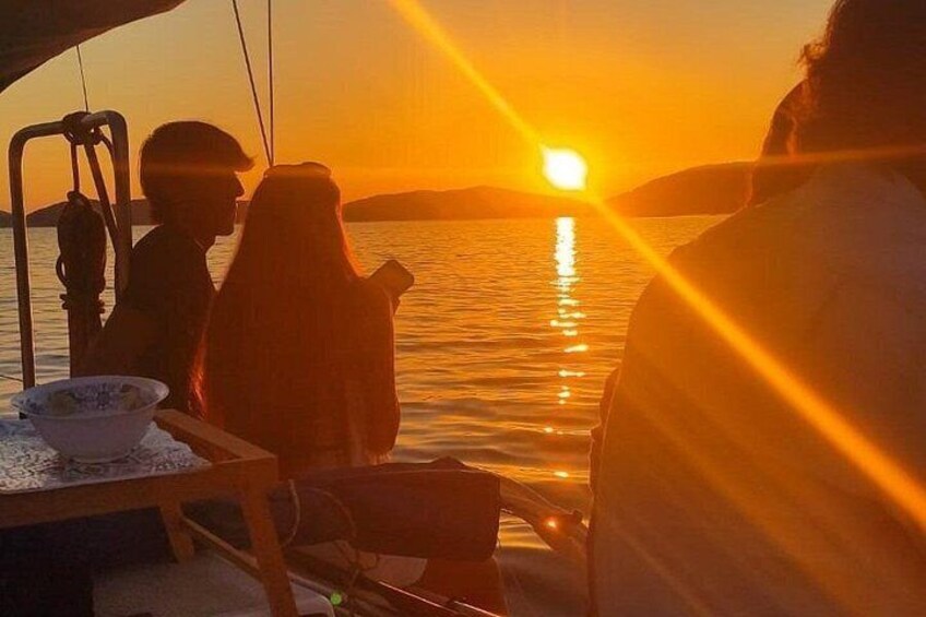 Aperitif at sunset on a sailboat 4