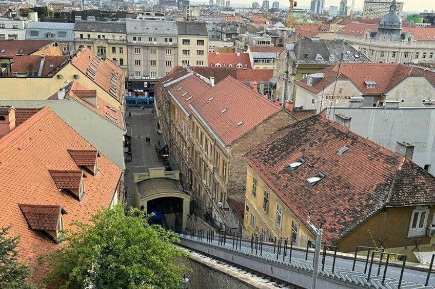 Eine Stadtsicht mit einer Mischung aus historischen und modernen Gebäuden, einer Brücke und einem Fluss. 3