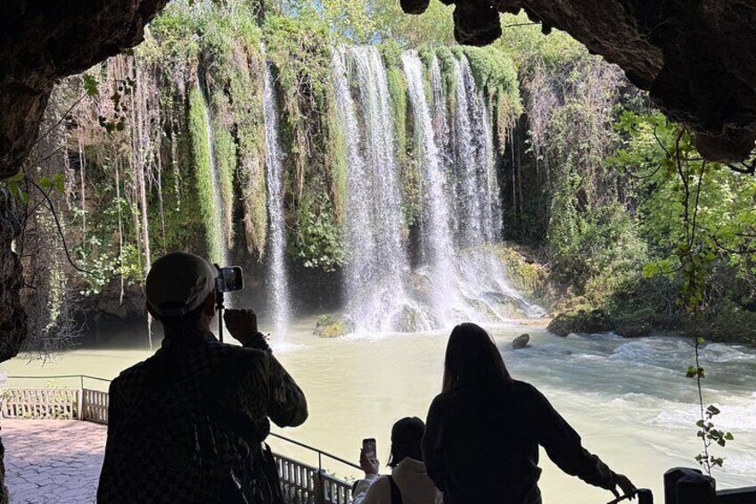 Une cascade où une personne prend une photo. 3
