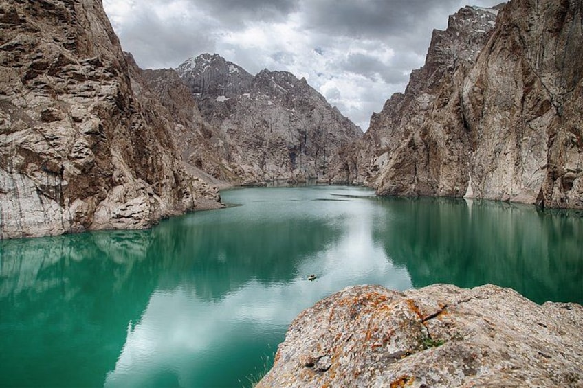 Un lago turquesa rodeado de montañas rocosas. 1