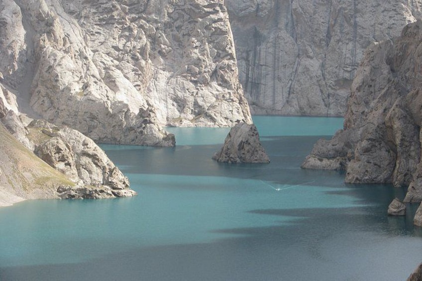 Un lago turquesa rodeado de acantilados rocosos. 2