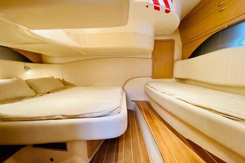 Bootinterieur met een bed, een comfortabele zitting en een houten vloer. 5