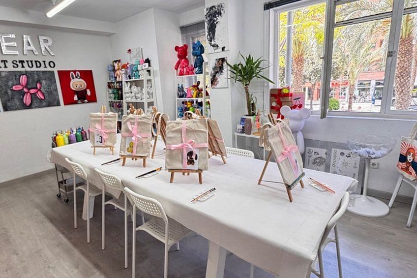 Un taller de arte infantil con caballetes, materiales de arte y decoraciones coloridas. 4