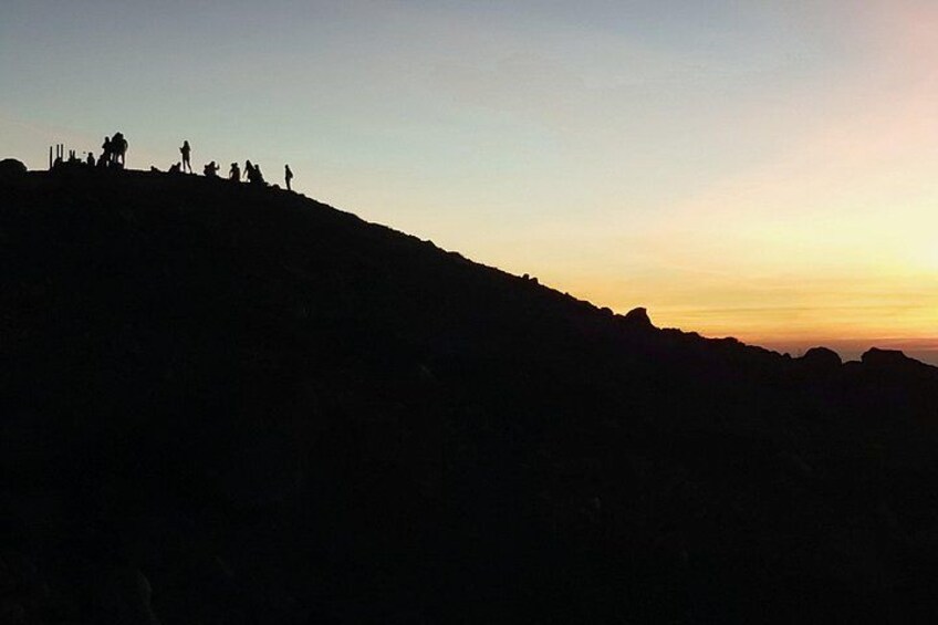 Silhouettes di persone su una collina al tramonto. 2