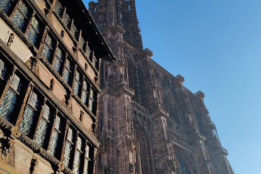 Un edificio histórico con detalles arquitectónicos intrincados y un cielo azul despejado. 2