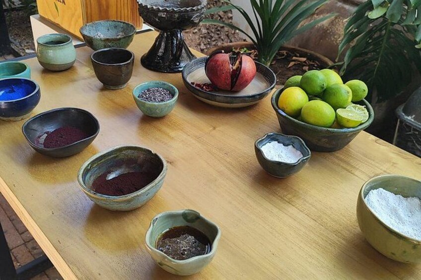 Une table en bois sur laquelle se trouvent divers bols contenant différentes poudres et des fruits. 5
