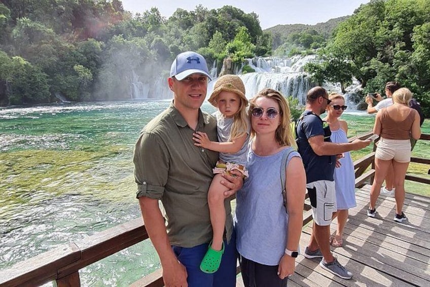 En familie på en træpromenade ved et vandfald. 2