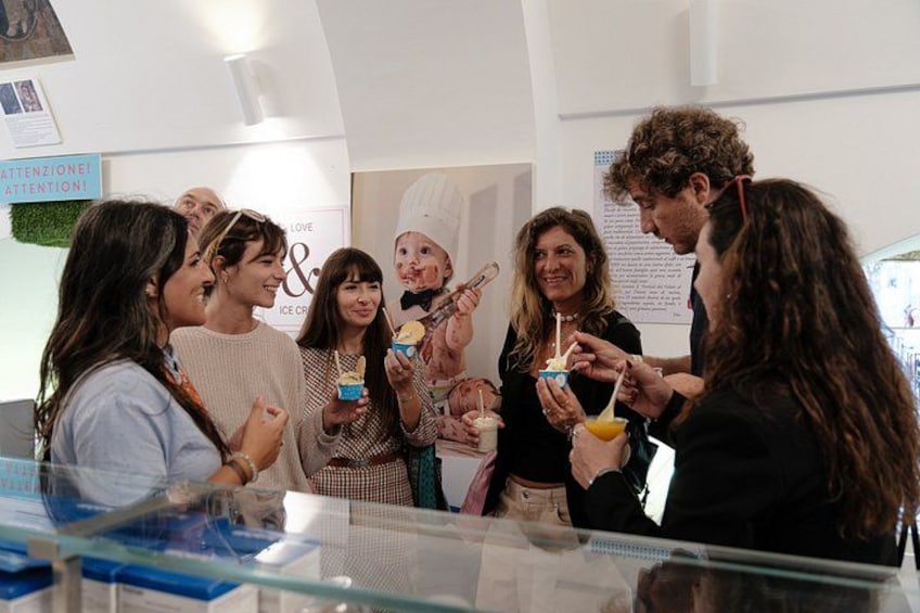 Un gruppo di persone a un evento al chiuso, alcune con coni gelato. 3