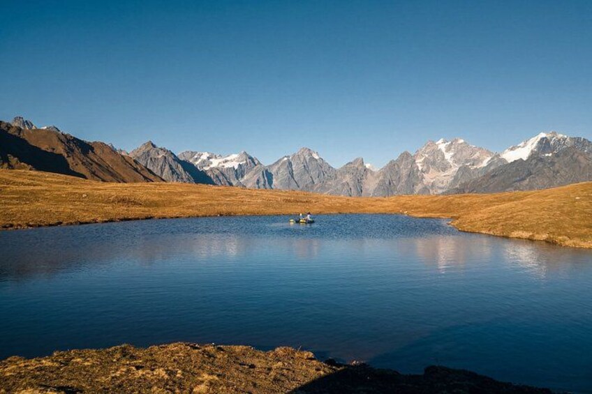 Ein ruhiger See mit Bergen im Hintergrund. 1
