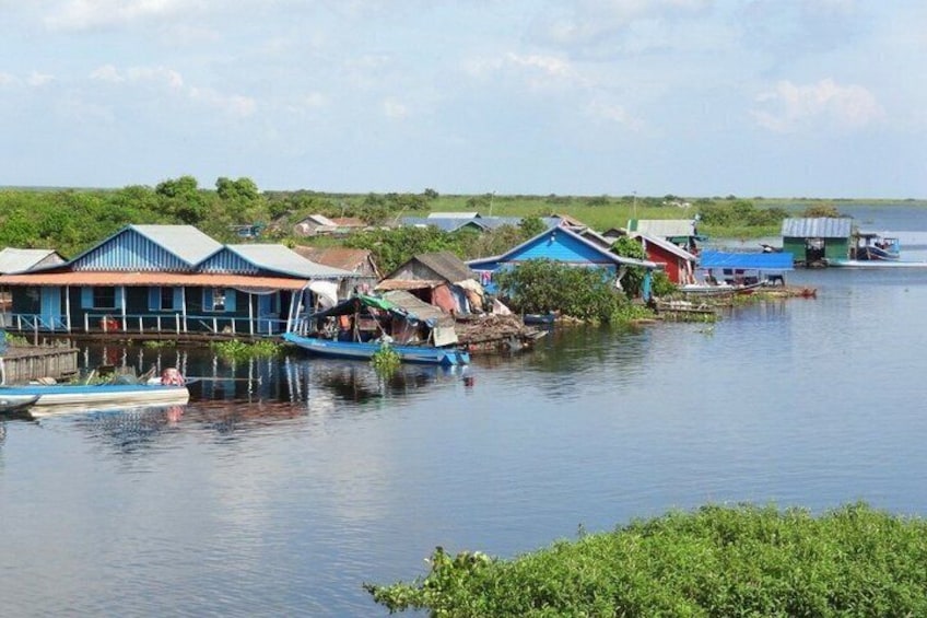 Un canal con casas flotantes y barcos. 4