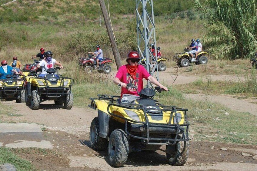Personas conduciendo vehículos todo terreno por un sendero de tierra. 1