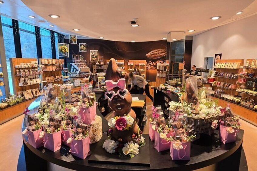A gift shop with various items on display, including flowers and gift bags. 5
