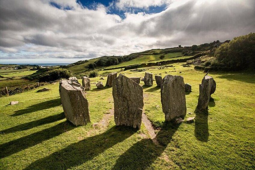 Stonehenge erguido en un campo cubierto de hierba bajo un cielo nublado. 3