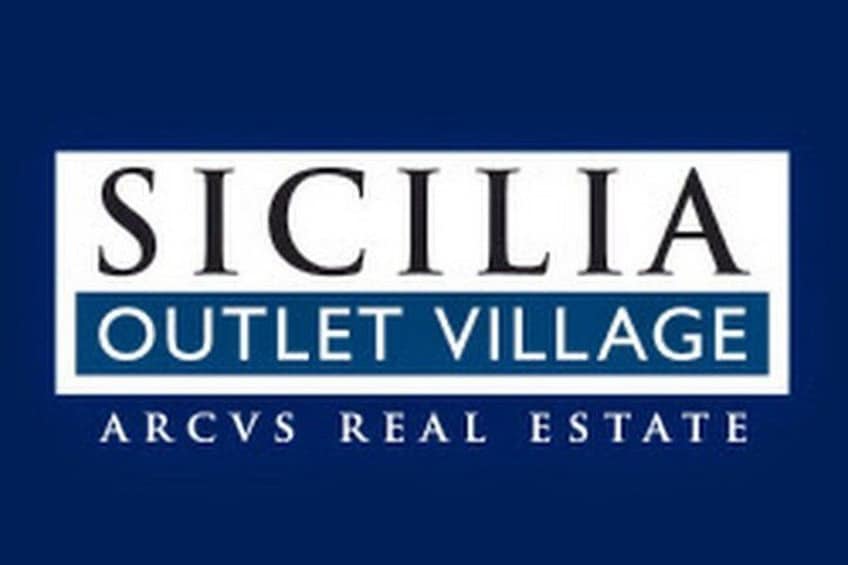 Ein Logo mit dem Text 'SICILIA OUTLET VILLAGE' und 'ARCVS REAL ESTATE'. 1