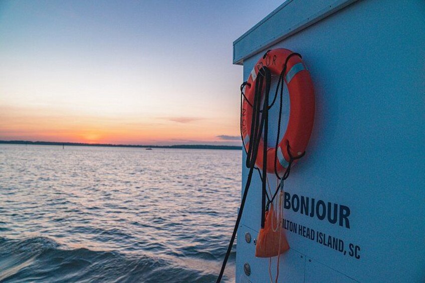 Een boot met een reddingsboei en een bord waarop 'BONJOUR' en 'LITTLE HEAD ISLAND, SC' staat. 4