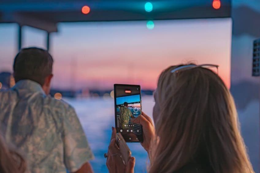 En person holder en smartphone med et spilinterface. 1