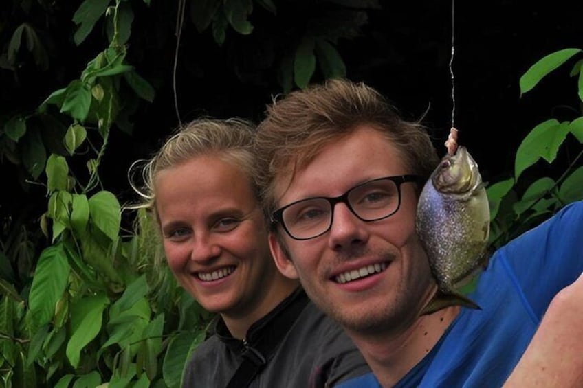 Twee mensen met een vis aan een touw. 5