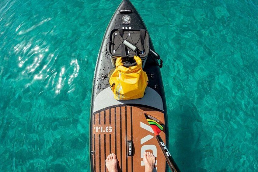 Et paddleboard på krystalklart turkis vand. 1
