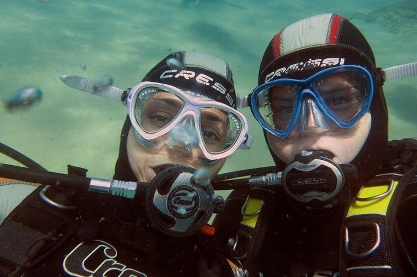 Twee mensen duiken, met duikmaskers en vinnetjes, te midden van onderwaterlandschap. 5