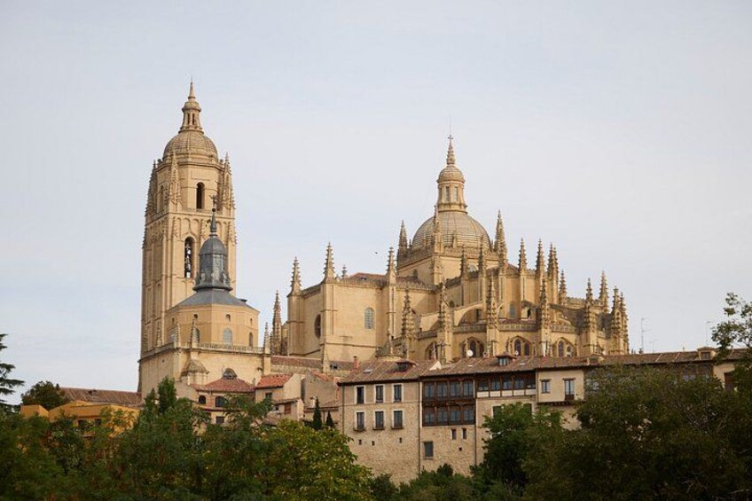 Una grande cattedrale con un campanile imponente e numerose cupole. 4
