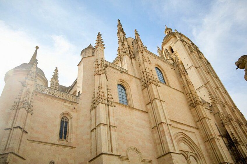 Una grande cattedrale sfarzosa con dettagli architettonici elaborati, tra cui archi a sesto acuto e statue. 5