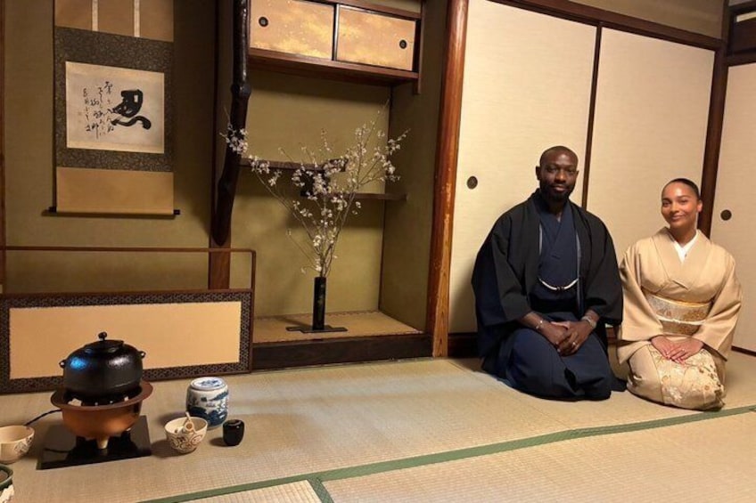 Et traditionelt japansk rum med tatamimåtter, et te-service og et bonsaitræ. 5